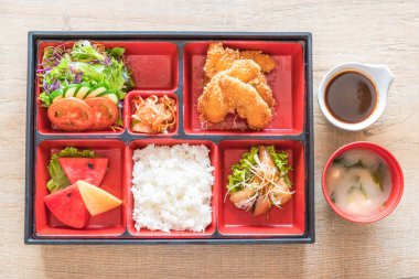 Kızarmış Balık bento koymak