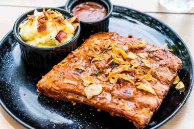 Izgara kaburga domuz barbekü sosu ile