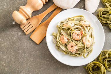 Karidesli ıspanak fettuccini makarna