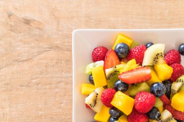 karışık taze meyve (çilek, ahududu, yaban mersini, kivi, mang