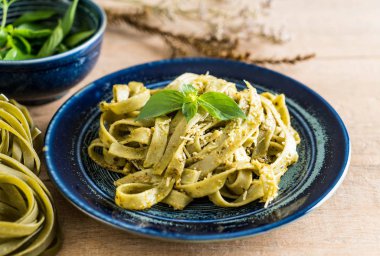 ıspanak fettuccine plaka üzerinde