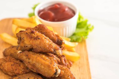 Kızarmış tavuk kanadı.