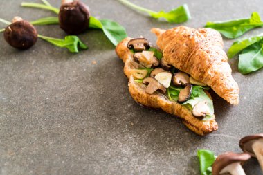 mantar kruvasan sandviç