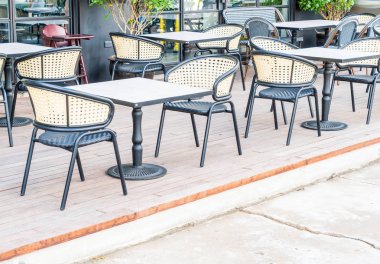 Boş masa ve sandalye 