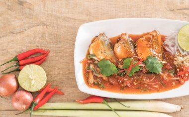 Baharatlı uskumru salatası