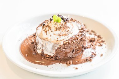 vanilyalı dondurma ile çikolatalı kek