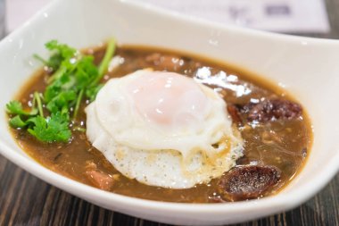 Kızartma tavuk soslu pirinç üzerinde