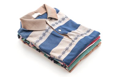 chemise pliée sur fond blanc