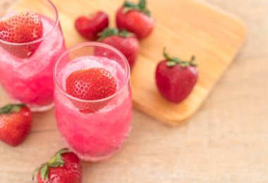 taze çilek smoothie 