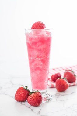 taze çilek smoothie 
