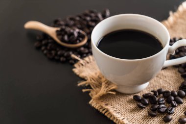 Kahve fincanı ve fasulye