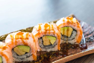 Izgara somon suşi roll