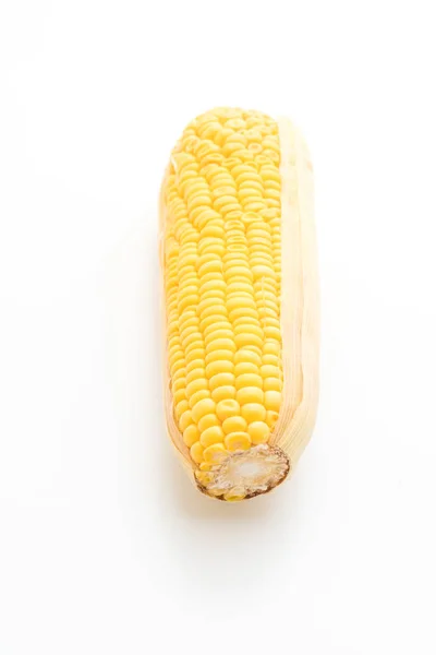 Свежая кукуруза на белом фоне — стоковое фото
