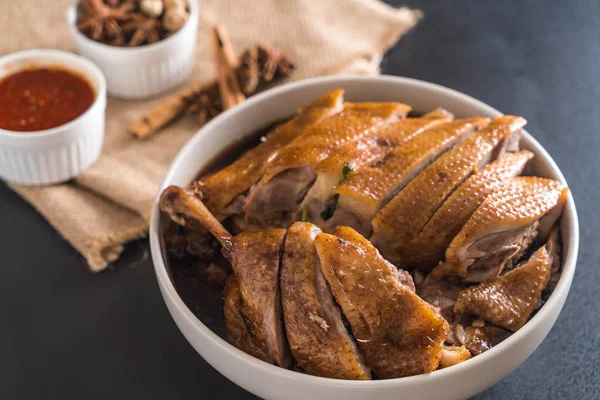 pot demlenmiş Ördek sosu ve ingradients ile