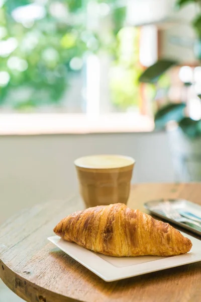 Croissant s horkou kávou — Stock fotografie