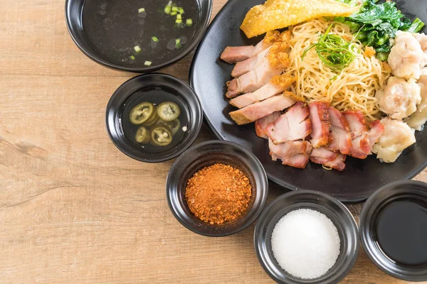 Yumurta noodle kırmızı kızarmış domuz, gevrek domuz eti, köfte ve çorba ile 