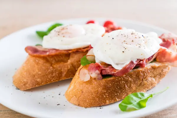 Huevo Benedicto en plato — Foto de Stock