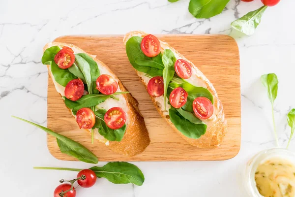 Bread with rocket and tomatoes — Stock Photo, Image