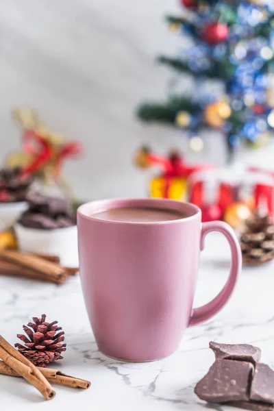 Xícara de chocolate quente com decoração de Natal — Fotografia de Stock