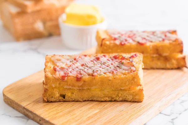 croque monsieur bacon ans egg sandwich