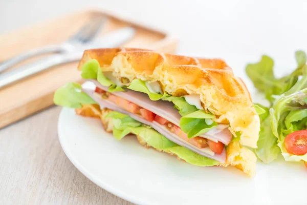 Бутерброд с вафельной ветчиной — стоковое фото