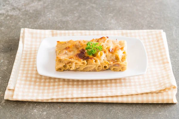 Gebackene Penne-Nudeln mit Käse und Schinken — Stockfoto