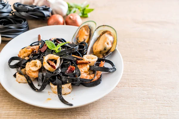 siyah spagetti veya deniz ürünleri ile makarna