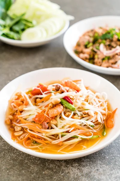 Baharatlı papaya salatası (geleneksel Tay gıda) 