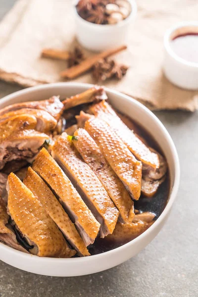 pot demlenmiş Ördek sosu ve ingradients ile