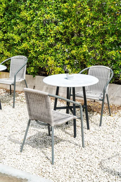 Boş masa ve sandalye 