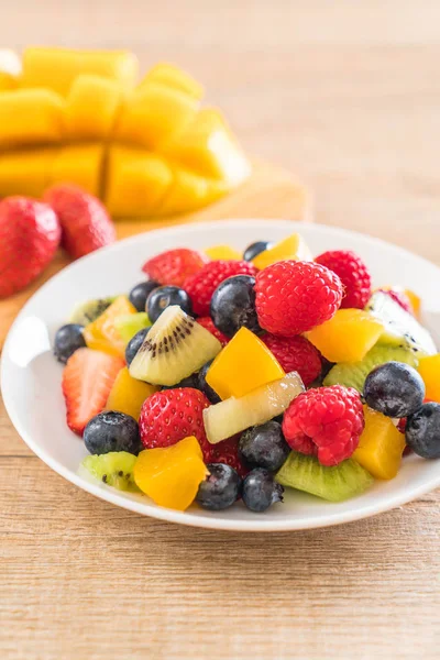 karışık taze meyve (çilek, ahududu, yaban mersini, kivi, mang