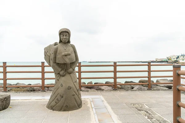 JEJU, COREA - 9 LUGLIO 2017: statua di Haenyeo a Hyeopjae Beach — Foto Stock