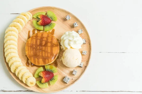 vanilyalı dondurma ve meyve ile gözleme