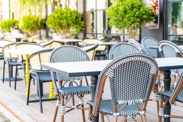 Mesa y silla vacías — Foto de Stock