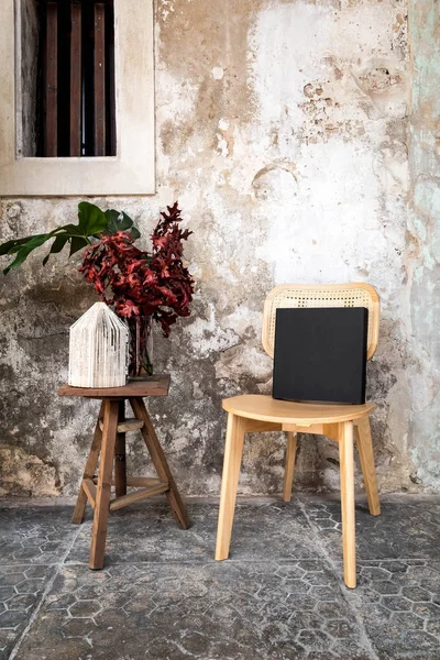 Cadeira e flor na decoração do vaso com parede velha — Fotografia de Stock