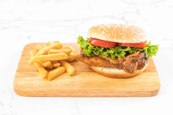 Hambúrguer de frango grelhado com batatas fritas — Fotografia de Stock