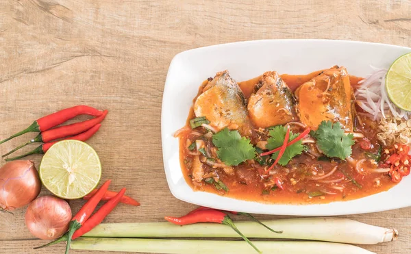 Baharatlı uskumru salatası