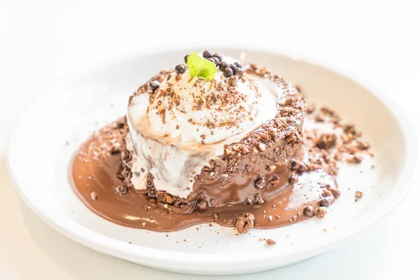 Pastel de chocolate con helado de vainilla — Foto de Stock