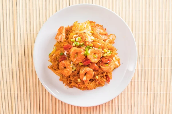 Kore baharatlı sos ve karides kızarmış pilav