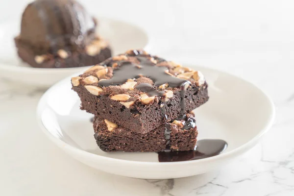 Chocolate brownies with chocolate sauce — Stock Photo, Image