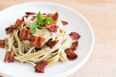 ıspanak fettuccine krem peynir beyaz sos ve pastırma ile