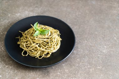 Spagetti fesleğen pesto ile
