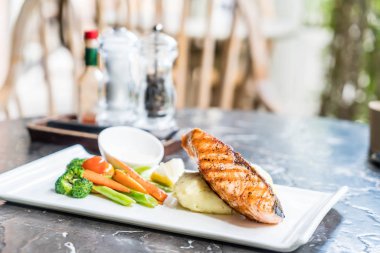 püre patates ve sebze somon biftek