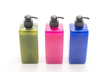 Beyaz arka plan üzerinde şampuan veya sabun şişe