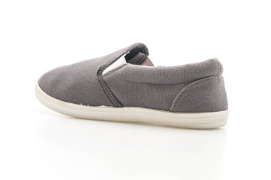 Beyaz arka planda gri spor ayakkabı 