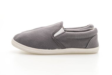 Beyaz arka planda gri spor ayakkabı 