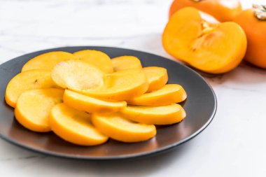 Trabzon hurması tabağa dilimlenmiş