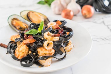 siyah spagetti veya deniz ürünleri ile makarna