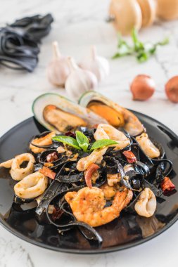 siyah spagetti veya deniz ürünleri ile makarna