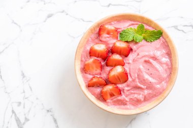 çilek smoothies kase